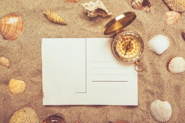 Sıcak plaj kum ve pusula boş kartpostal