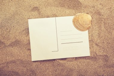 Sıcak plaj kum boş kartpostal ve deniz kabuğu