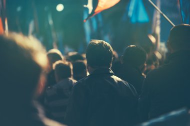 Siyasi toplantı sırasında sokakta tanınmaz halde insanlar