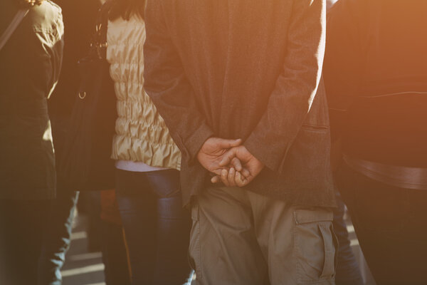 Неузнаваемые люди на улицах во время политических встреч
