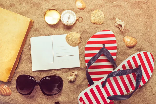 Plage prête, accessoires de vacances d'été sur la plage de sable — Photo