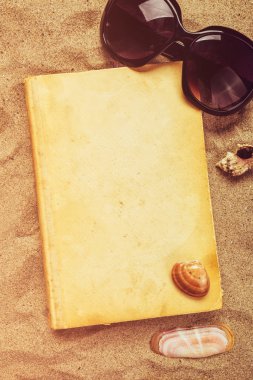 Yaz tatil plaj tatil favori eski kitap okumak