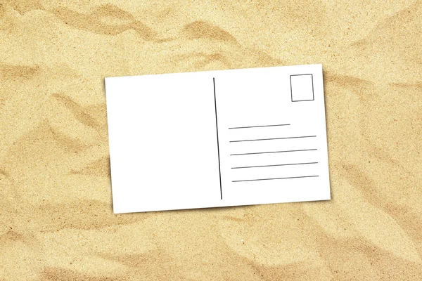 Lege briefkaart op strand zand, bovenaanzicht — Stockfoto