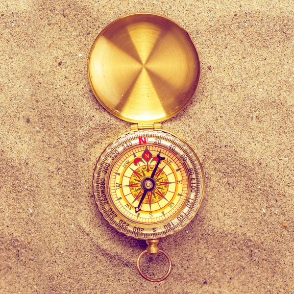 复古指南针在海滩沙子里，方格式 — 图库照片