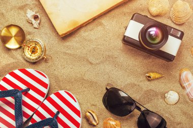 Yaz tatil tatil aksesuarları plaj kum üzerinde