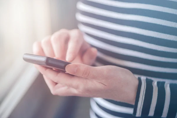 Nahaufnahme weiblicher Hände beim SMS-Schreiben auf dem Smartphone — Stockfoto