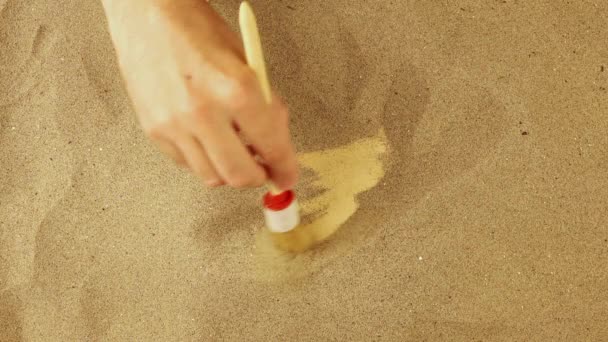 Відкриття книги під теплим пустельним піском — стокове відео