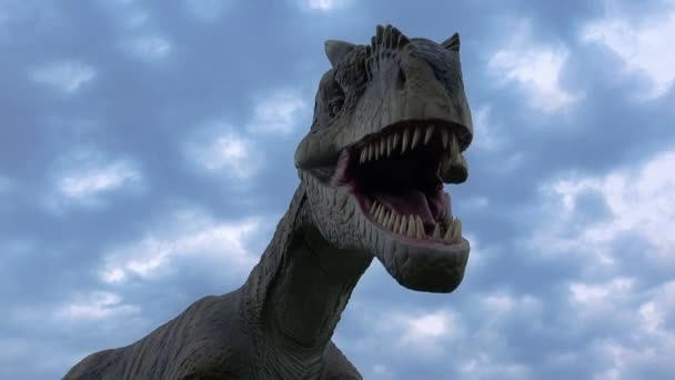 Модель в натуральную величину аллозавра — стоковое видео