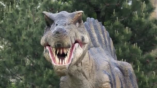 Levensgrote Spinosaurus-model — Stockvideo