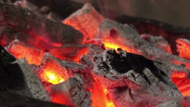 Yakacak odun ve sıcak kömür ızgara