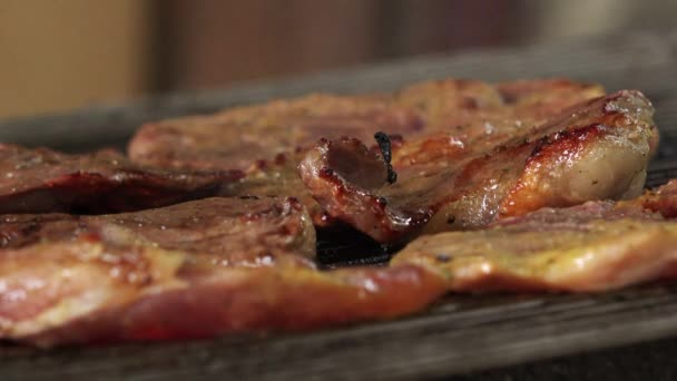 Asar chuletas de cerdo en la barbacoa — Vídeos de Stock