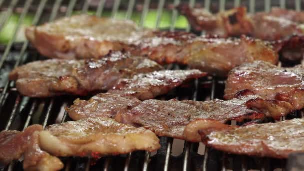 Schweinekoteletts auf Grill grillen — Stockvideo