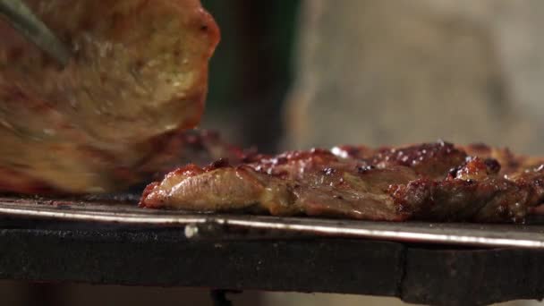 Asar chuletas de cerdo en la barbacoa — Vídeos de Stock