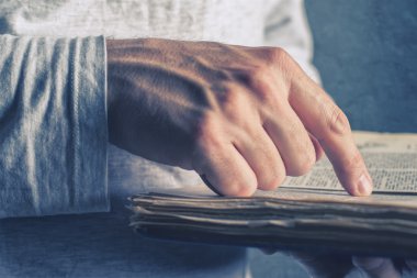 Adam bozuk sayfalar ile eski kitap okuma