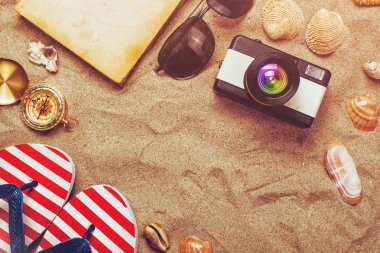 Yaz tatil tatil aksesuarları plaj kum üzerinde