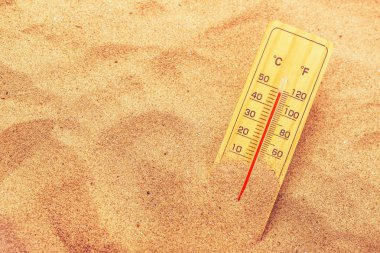 Son derece sıcak çöl kum üzerinde termometre