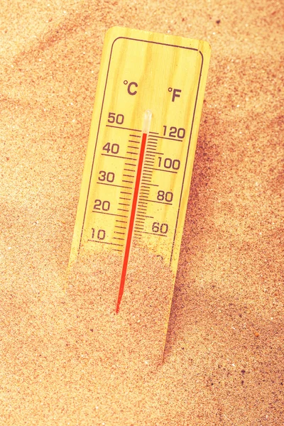 Thermometer on extreme warm desert sand — Stock Photo, Image