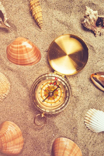 Vue de dessus de boussole vintage en sable de plage — Photo
