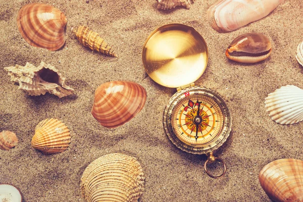Vue de dessus de boussole vintage en sable de plage — Photo
