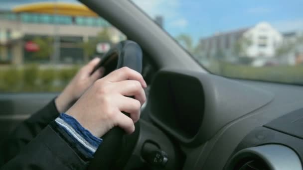 Безопасная стратегия вождения автомобиля, женщина должным образом сжимает руль автомобиля — стоковое видео