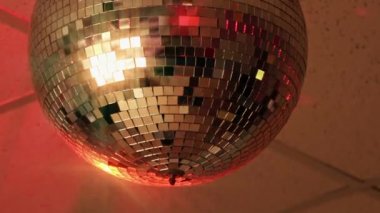 Boş gece kulübünde dönen parlak disko topu