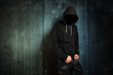 Tehlikeli tanınmaz meçhul suç ayakta önünde 