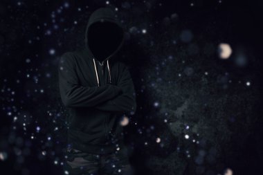 Tehlikeli tanınmaz meçhul suç ayakta önünde