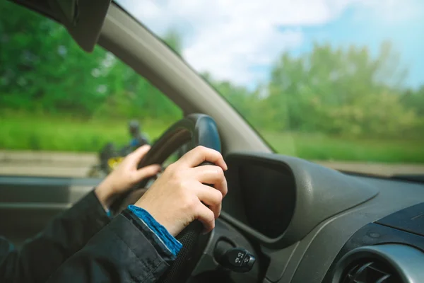 Manos femeninas agarrando el volante del coche — Foto de Stock