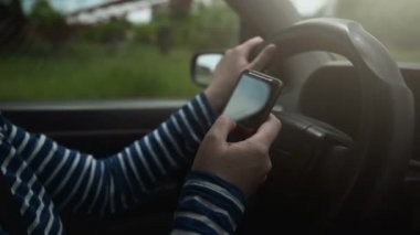 Araba sürerken telefon akıllı telefon kullanan kadın