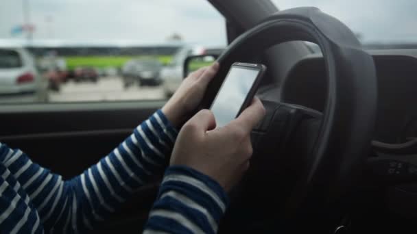 Femme utilisant un téléphone intelligent mobile tout en conduisant une voiture — Video