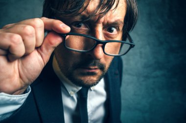 Kızgın vergi müfettişi ciddi ve kararlı arıyorsunuz