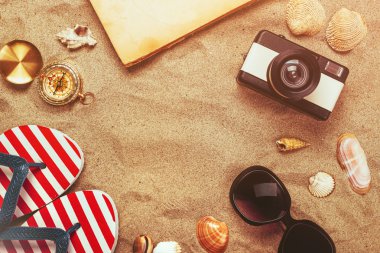 Kumlu sahilde plaj hazır, yaz tatil tatil aksesuarları