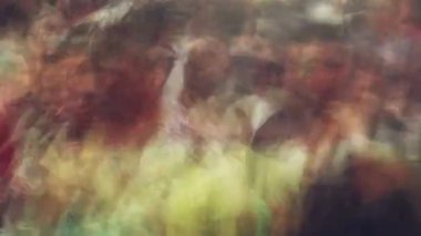 Sokaktaki insanların bulanıklık kalabalığı, soyut zaman atlamalı görüntüler