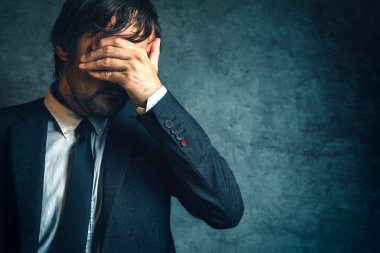 İş projesi başarısızlığı sonrası mutsuz işadamı stres altında