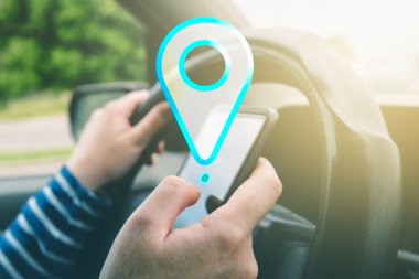 Kadın sürüş araba ve akıllı telefonda GPS navigasyon uygulaması kullanma