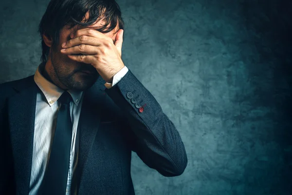 Homme d'affaires malheureux sous stress après l'échec du projet d'entreprise — Photo