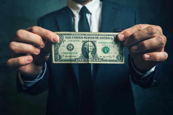 Empresário segurando uma nota de dólar dos EUA — Fotografia de Stock
