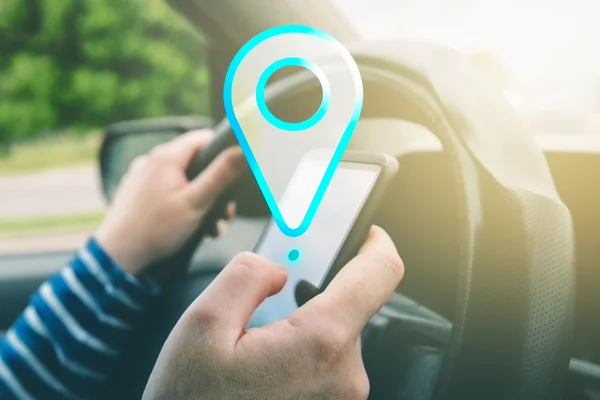 Női vezetési autó és a GPS navigáció app-ra smartphone — Stock Fotó