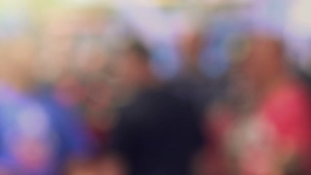 Des gens marchent dans la rue 