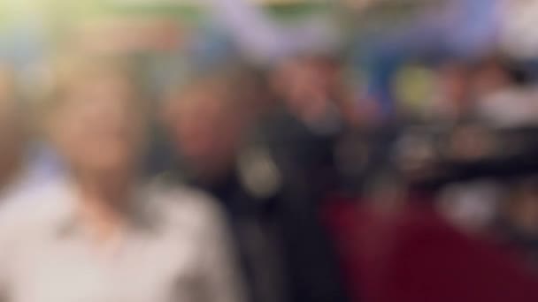 Des gens marchent dans la rue 