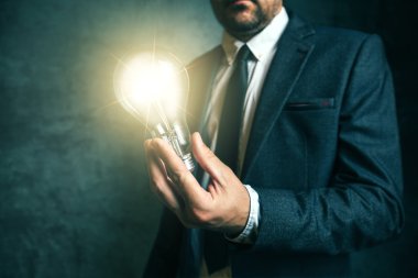 İş yaratıcılık kavramı ile işadamı ışık tutan içinde ha