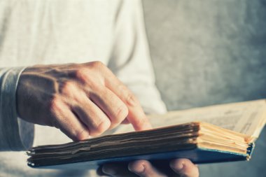 Adam bozuk sayfalar ile eski kitap okuma