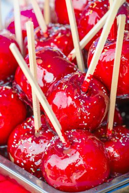 Tatlı kırmızı toffee şeker elma sopa üzerinde sırlı