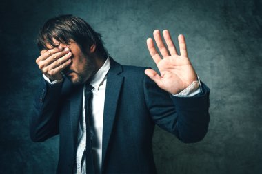 Çarpık politikacı fotoğrafçılar yüzünden sonra kimliği gizleme
