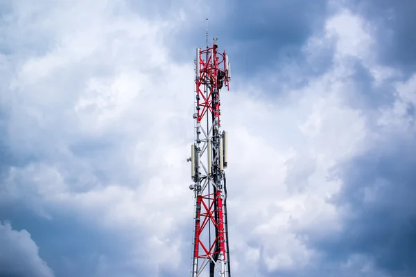 Red de telefonía móvil Antena repetidora de comunicación GSM — Foto de Stock