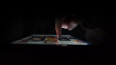 Kadın Online portföy dijital tablet bilgisayarda tarama