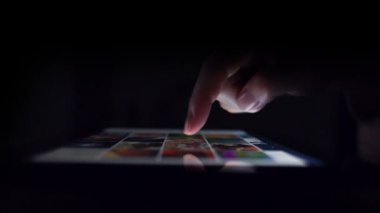 Kadın Online portföy dijital tablet bilgisayarda tarama