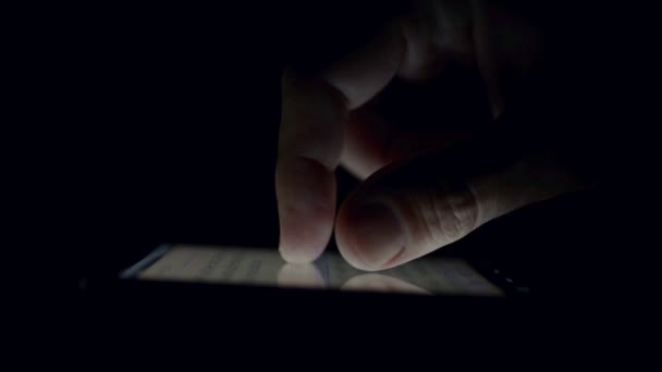 Человек, использующий мобильный смартфон для доступа к почтовому ящику — стоковое видео