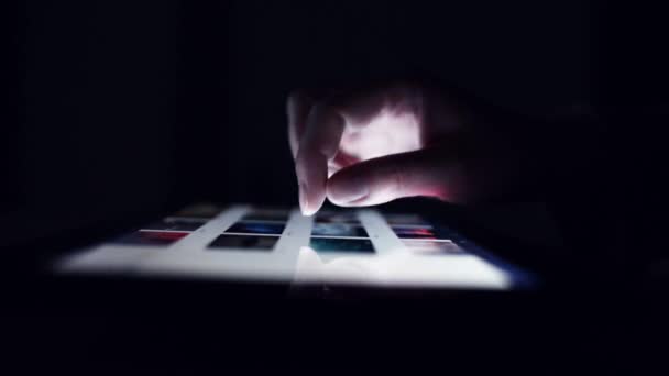 Жінка переглядає онлайн портфоліо на цифровому планшетному комп'ютері — стокове відео