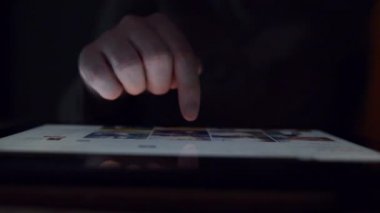 Kadın Online portföy dijital tablet bilgisayarda tarama